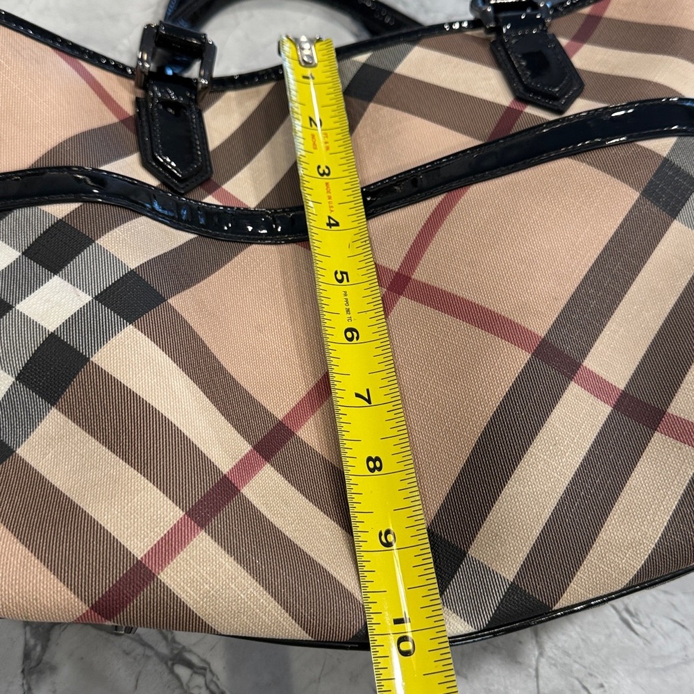 Authentic Burberry Cream and Black Shoulder Bag with Timeless Elegance - Picture 10 of 11